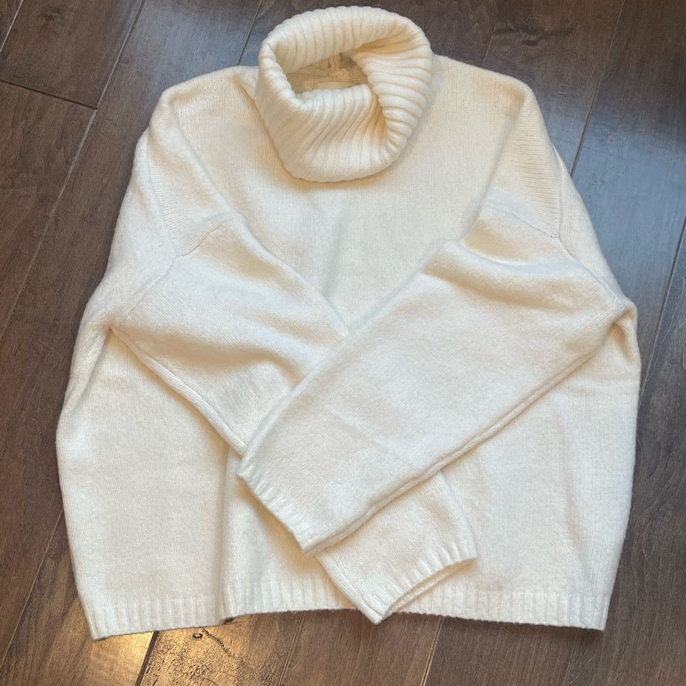 Abercrombie & Fitch Wedge Cream Turtleneck Sweater